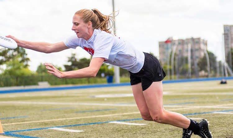 Erin Daly makes a layout catch at the 2019 Canadian Ultimate Championships.